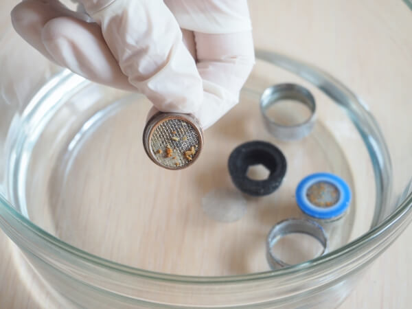 Cleaning of limescale on the filter of the crane