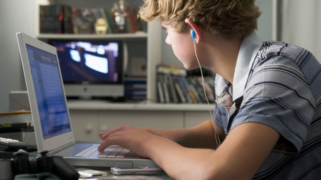 Spending Too Much Time on the Internet - SOS Safety Magazine